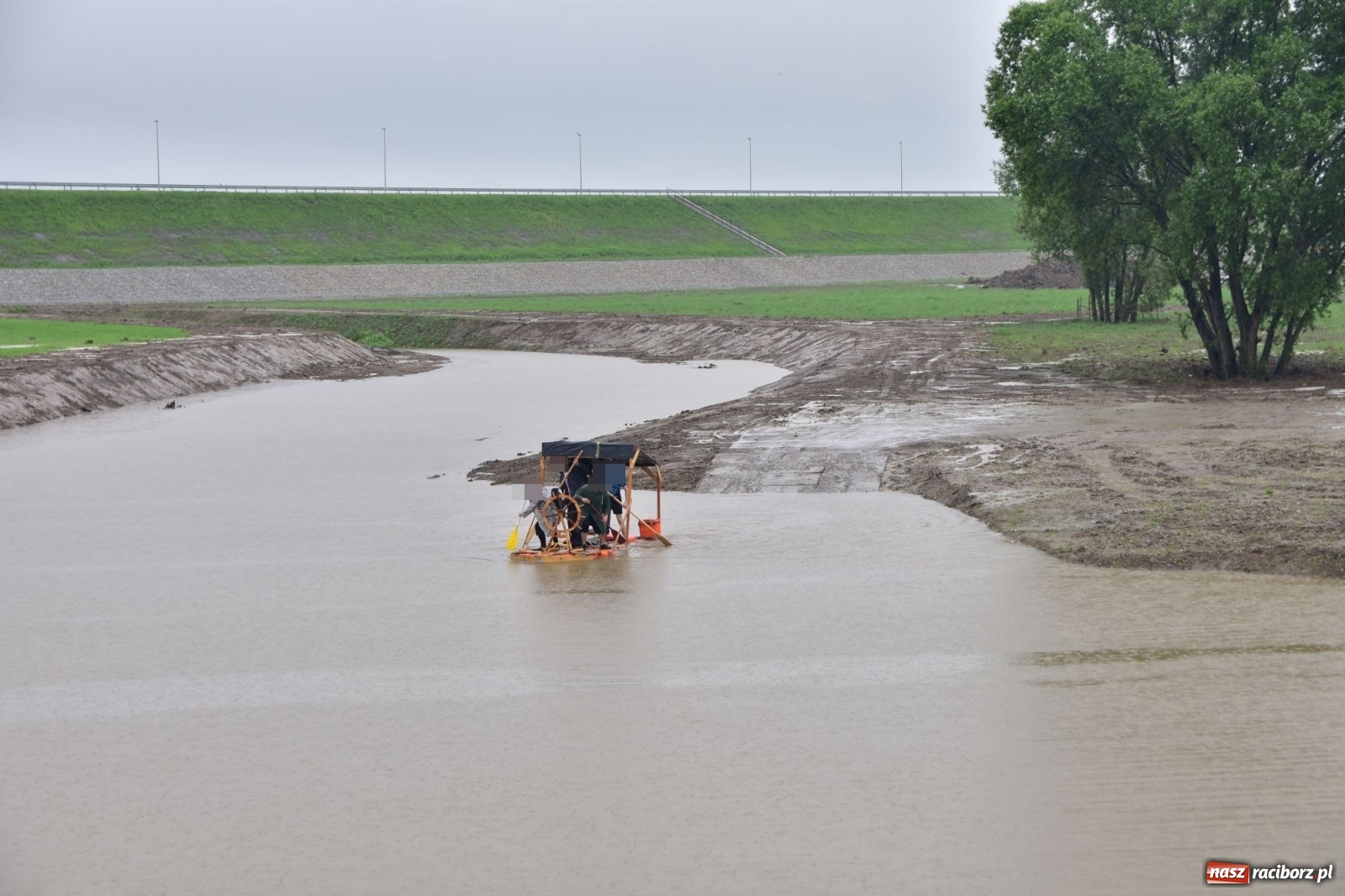 Zdjęcie w galerii na portalu naszraciborz.pl: Pływadło 2020 odwołane, ale jedna załoga wypłynęła na Odrę  wiadomości z regionu