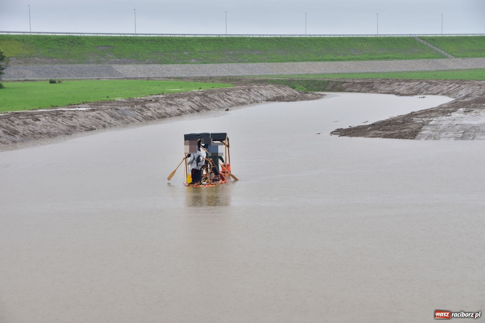 Zdjęcie w galerii na portalu naszraciborz.pl: Pływadło 2020 odwołane, ale jedna załoga wypłynęła na Odrę  wiadomości z regionu