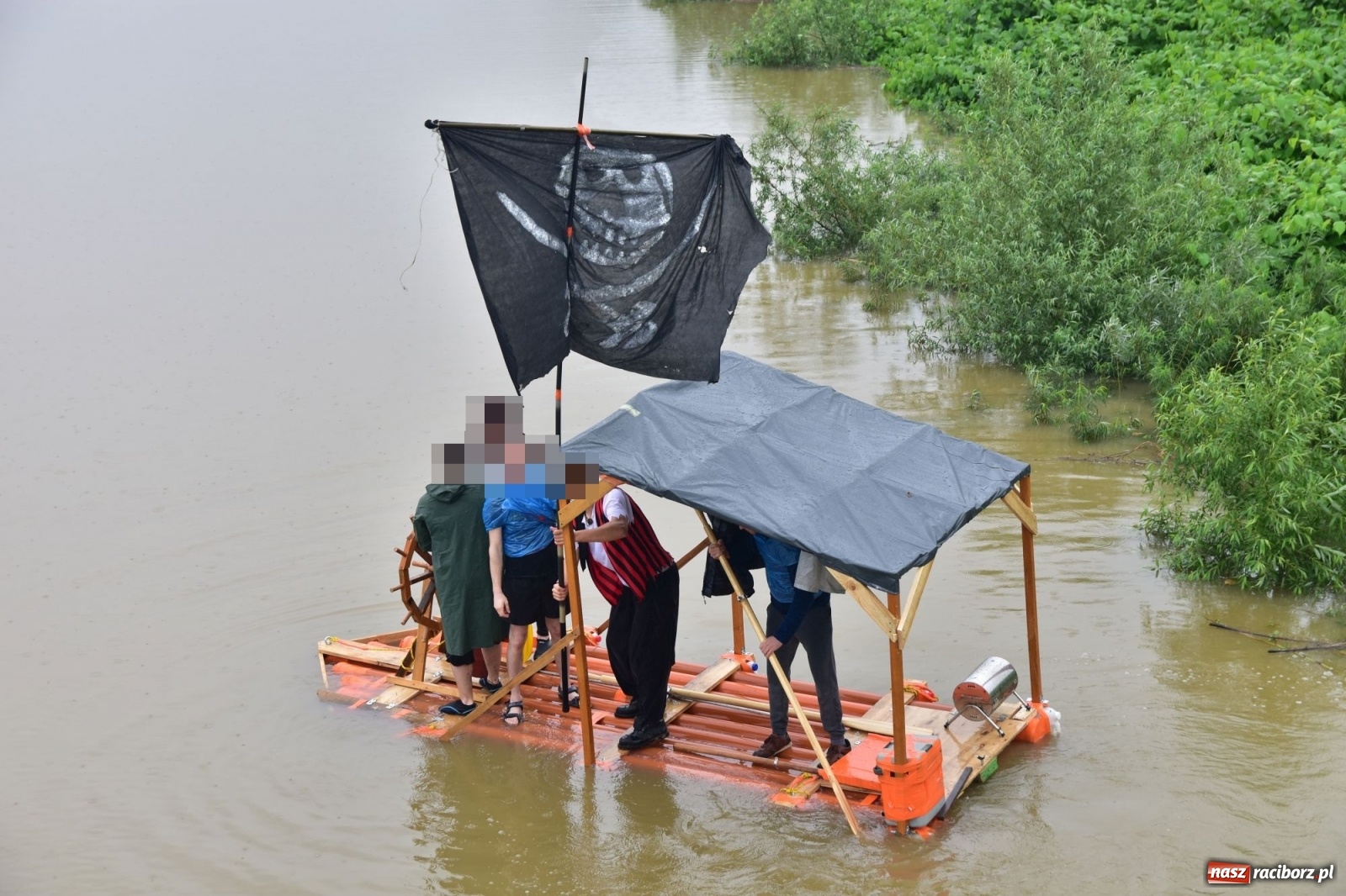 Zdjęcie w galerii na portalu naszraciborz.pl: Pływadło 2020 odwołane, ale jedna załoga wypłynęła na Odrę  wiadomości z regionu
