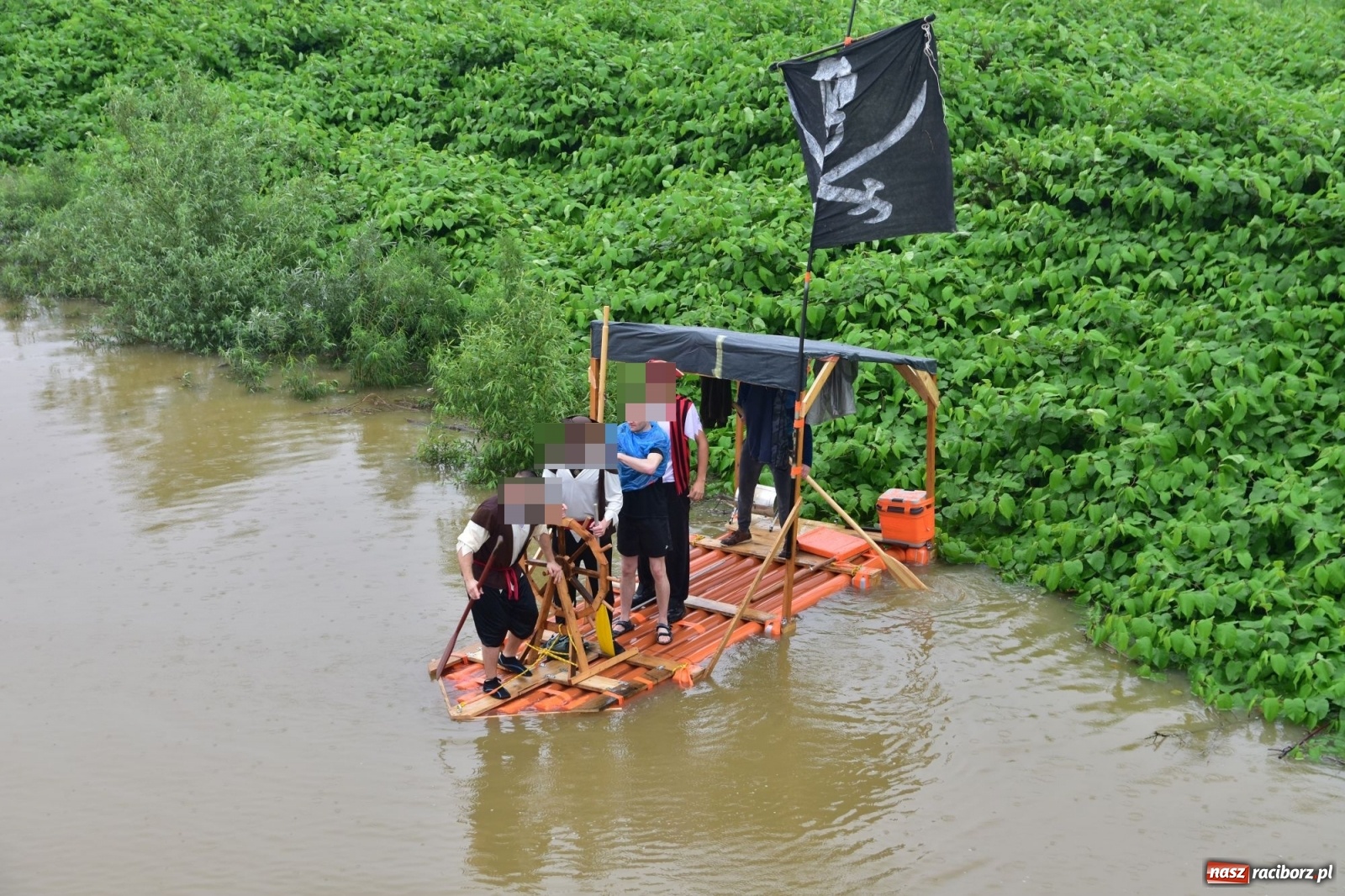 Zdjęcie w galerii na portalu naszraciborz.pl: Pływadło 2020 odwołane, ale jedna załoga wypłynęła na Odrę  wiadomości z regionu