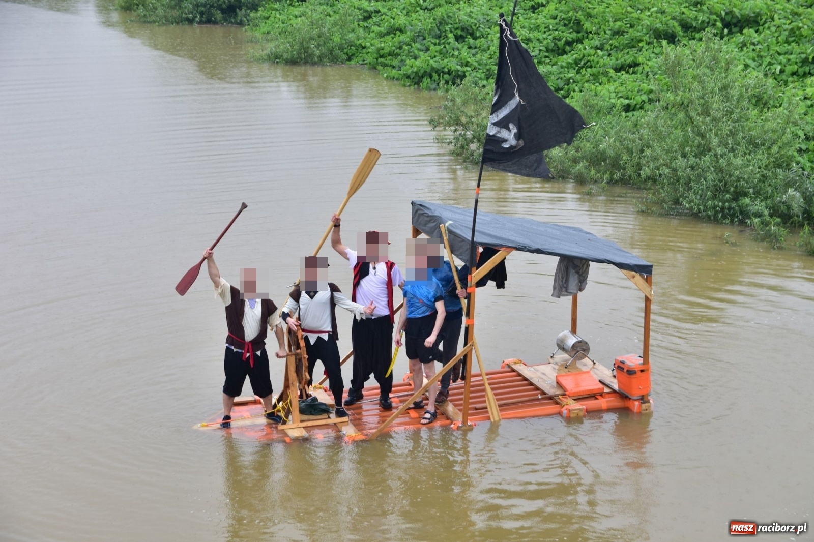 Zdjęcie w galerii na portalu naszraciborz.pl: Pływadło 2020 odwołane, ale jedna załoga wypłynęła na Odrę  wiadomości z regionu
