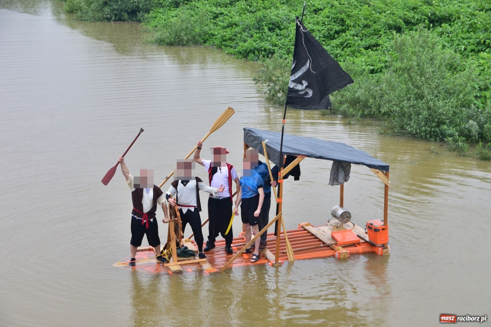 Zdjęcie w galerii na portalu naszraciborz.pl: Pływadło 2020 odwołane, ale jedna załoga wypłynęła na Odrę  wiadomości z regionu