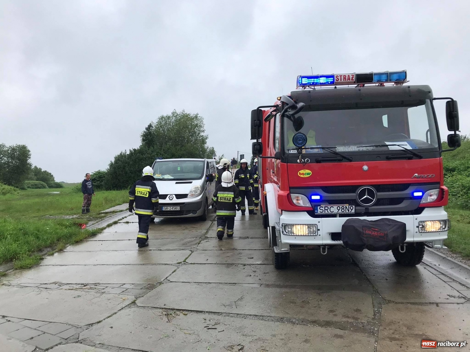 Zdjęcie w galerii na portalu naszraciborz.pl: Strażacy i policja ratowali załogę pływadła. Porwała ich wezbrana Odra [FOTO] wiadomości z regionu
