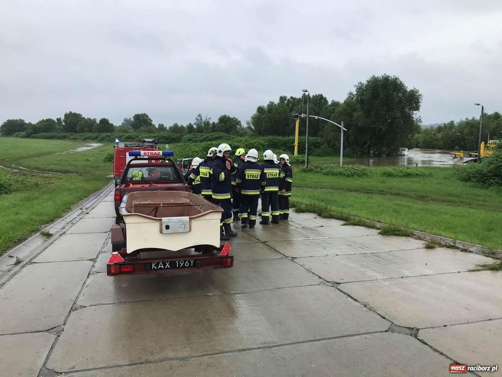 Zdjęcie w galerii na portalu naszraciborz.pl: Strażacy i policja ratowali załogę pływadła. Porwała ich wezbrana Odra [FOTO] wiadomości z regionu