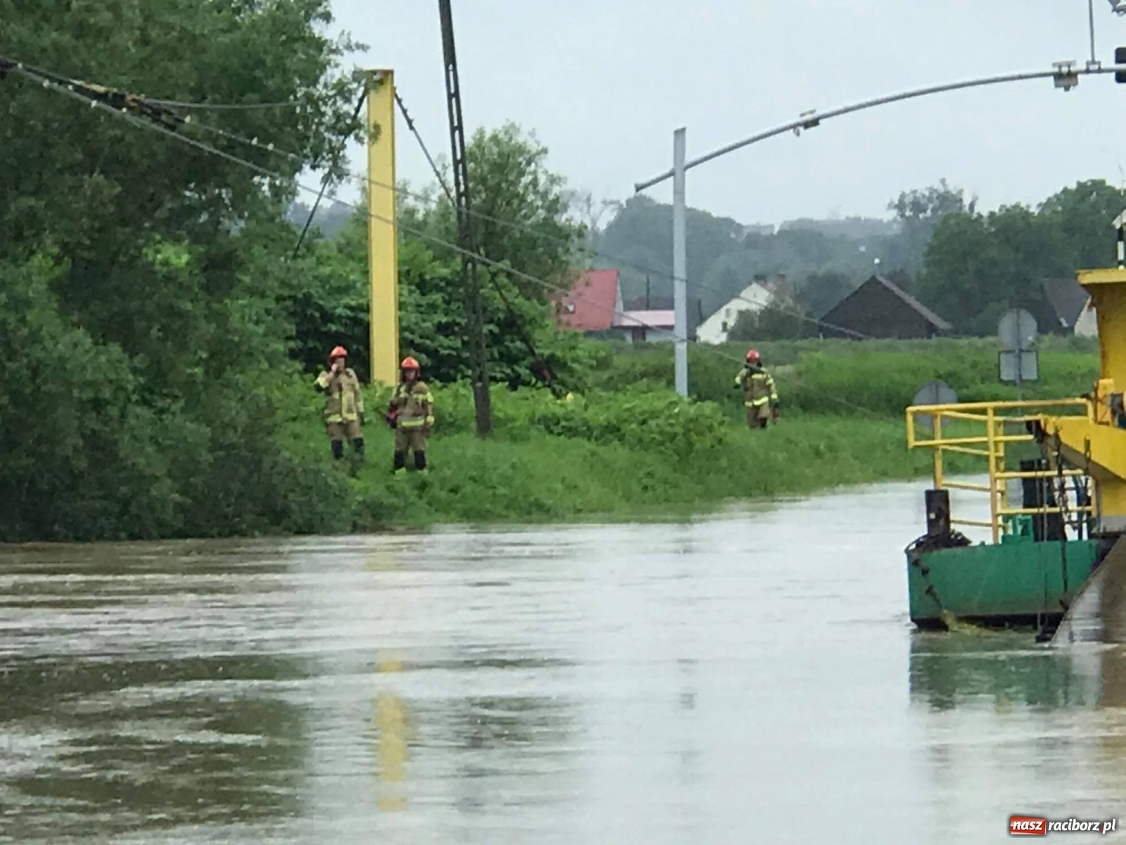 Zdjęcie w galerii na portalu naszraciborz.pl: Strażacy i policja ratowali załogę pływadła. Porwała ich wezbrana Odra [FOTO] wiadomości z regionu
