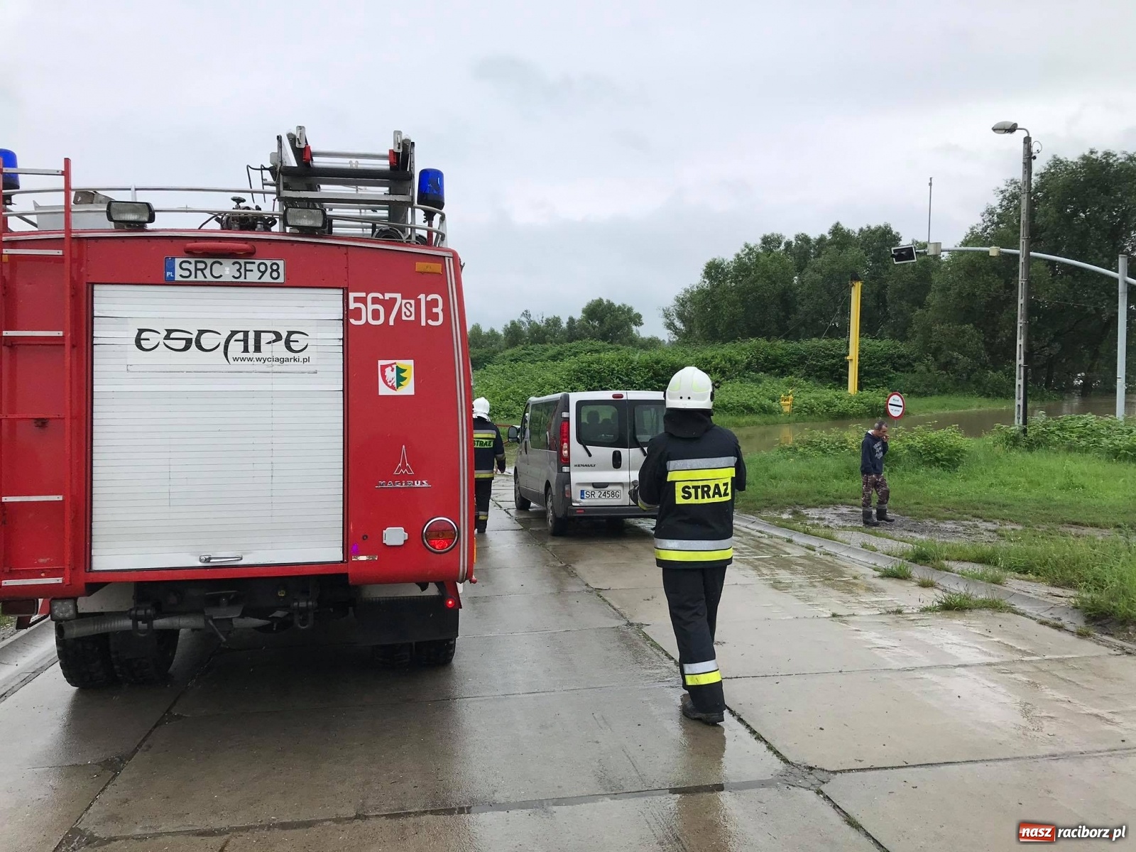 Zdjęcie w galerii na portalu naszraciborz.pl: Strażacy i policja ratowali załogę pływadła. Porwała ich wezbrana Odra [FOTO] wiadomości z regionu