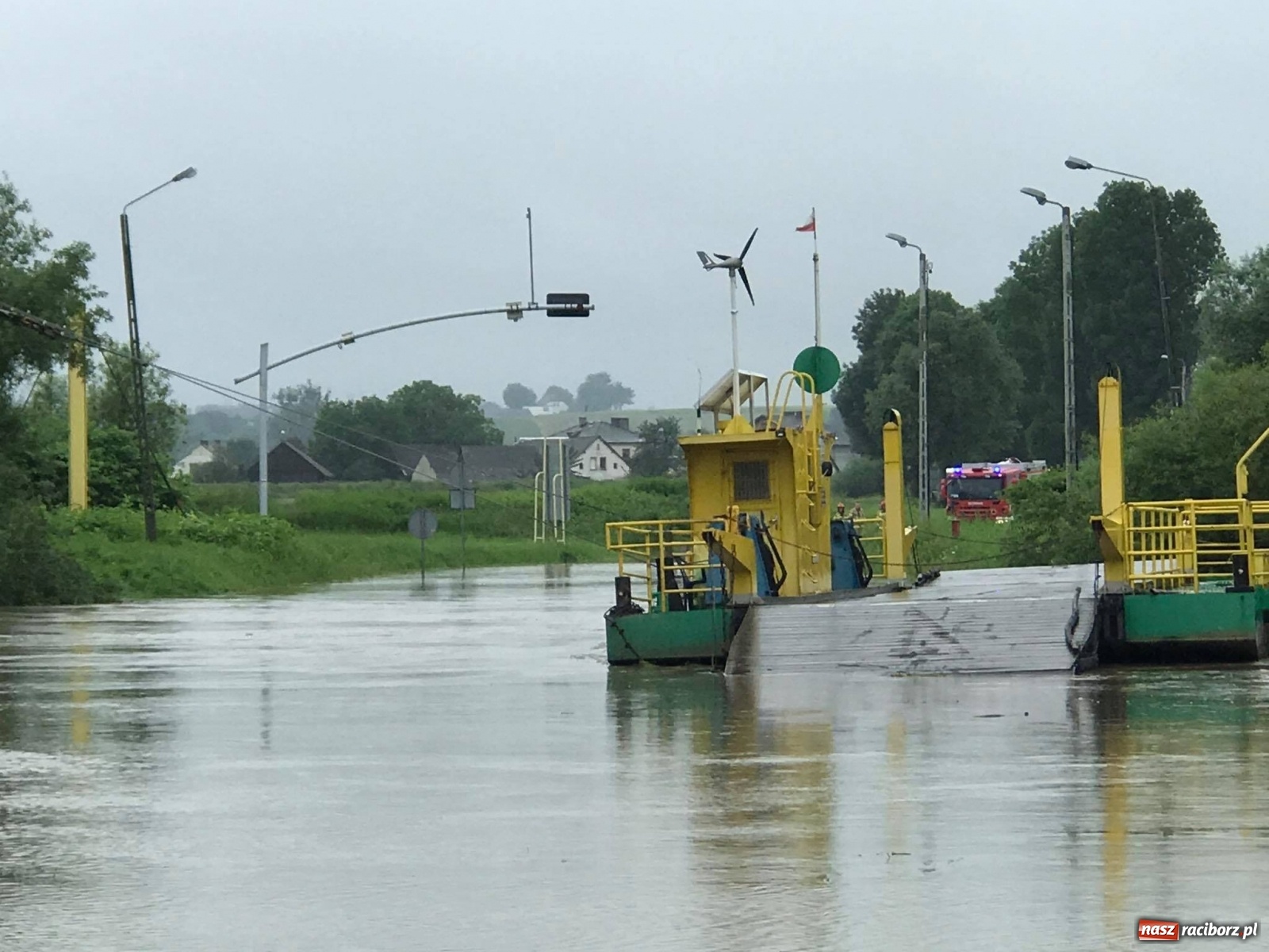 Zdjęcie w galerii na portalu naszraciborz.pl: Strażacy i policja ratowali załogę pływadła. Porwała ich wezbrana Odra [FOTO] wiadomości z regionu