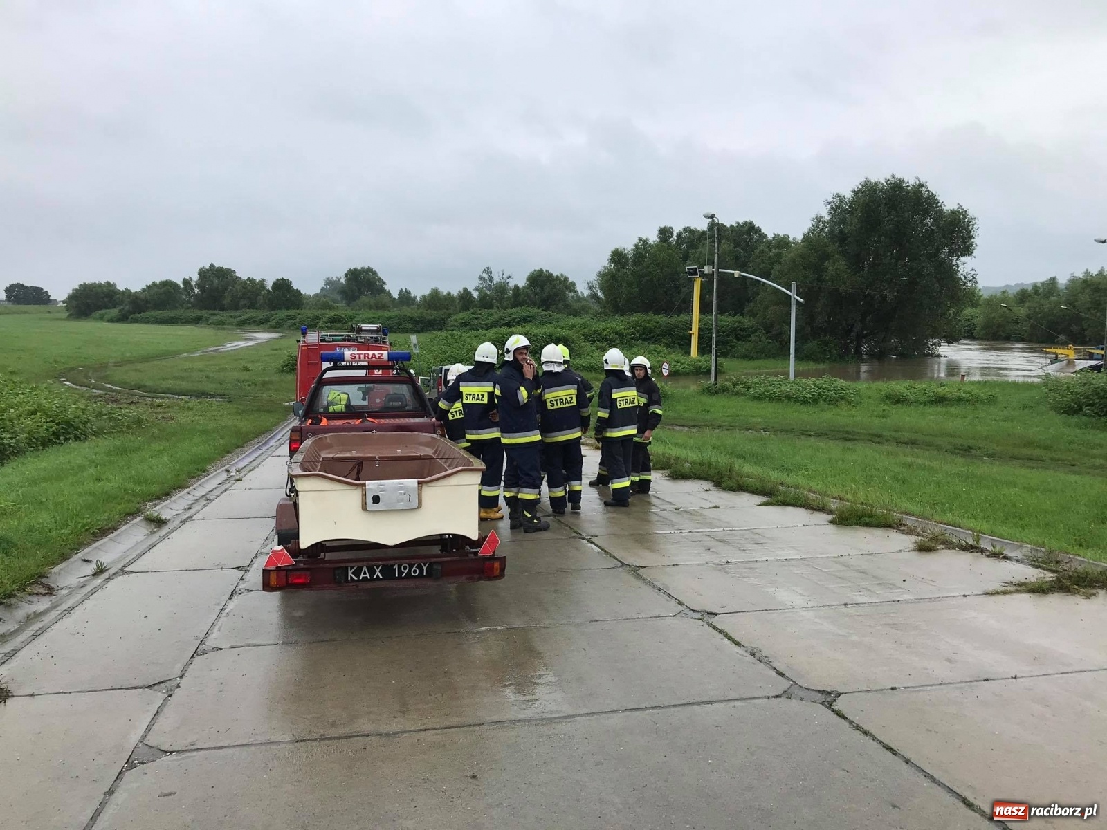 Zdjęcie w galerii na portalu naszraciborz.pl: Strażacy i policja ratowali załogę pływadła. Porwała ich wezbrana Odra [FOTO] wiadomości z regionu