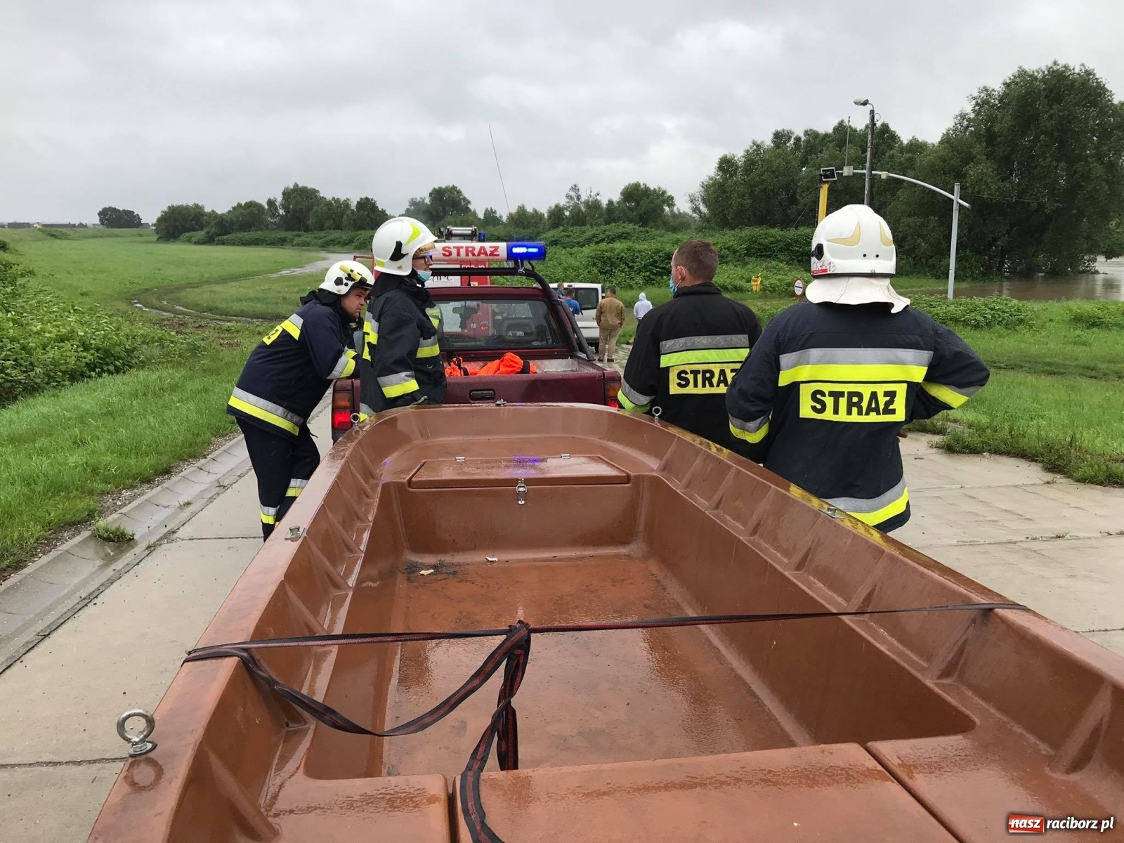 Zdjęcie w galerii na portalu naszraciborz.pl: Strażacy i policja ratowali załogę pływadła. Porwała ich wezbrana Odra [FOTO] wiadomości z regionu