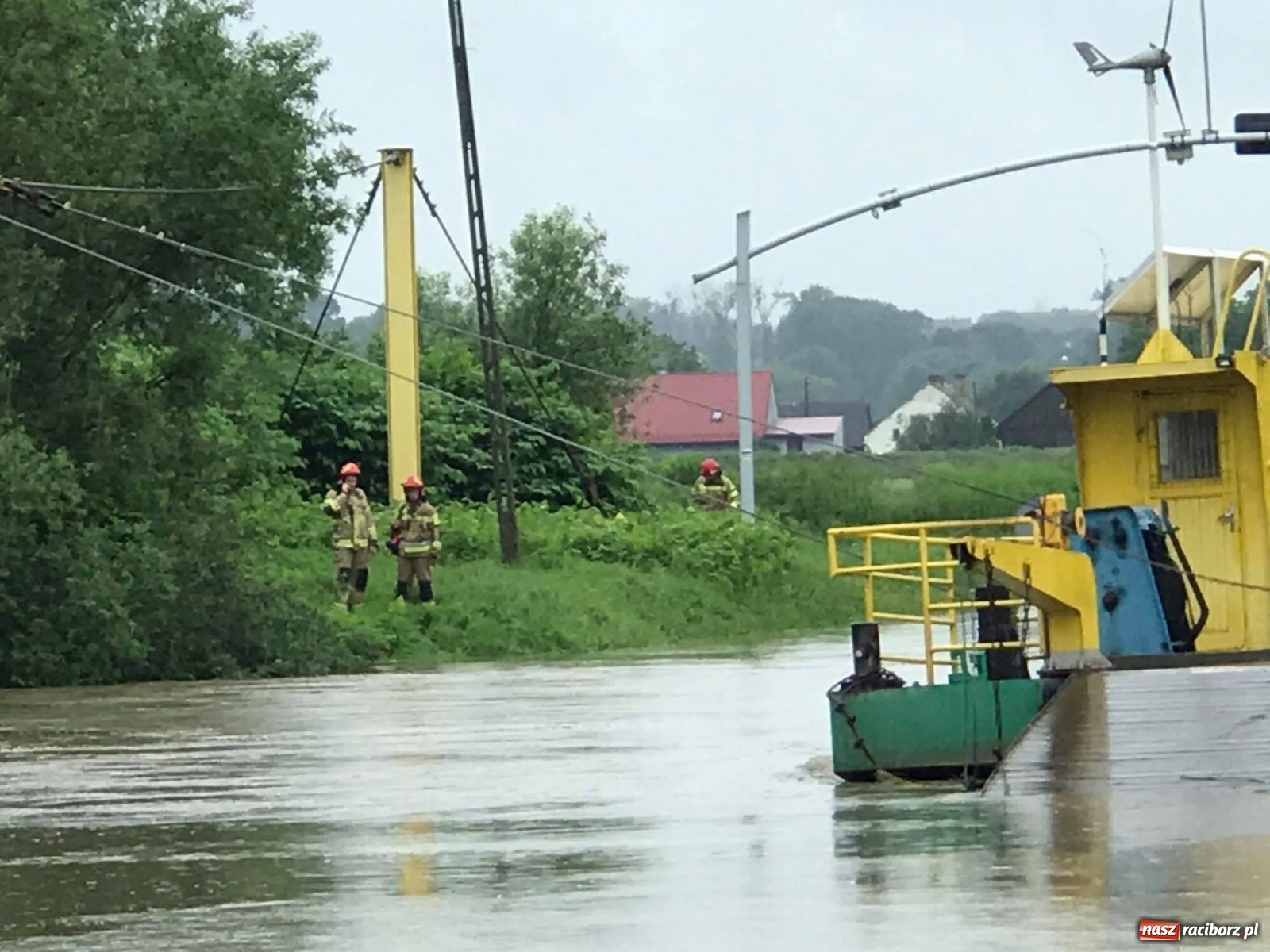 Zdjęcie w galerii na portalu naszraciborz.pl: Strażacy i policja ratowali załogę pływadła. Porwała ich wezbrana Odra [FOTO] wiadomości z regionu