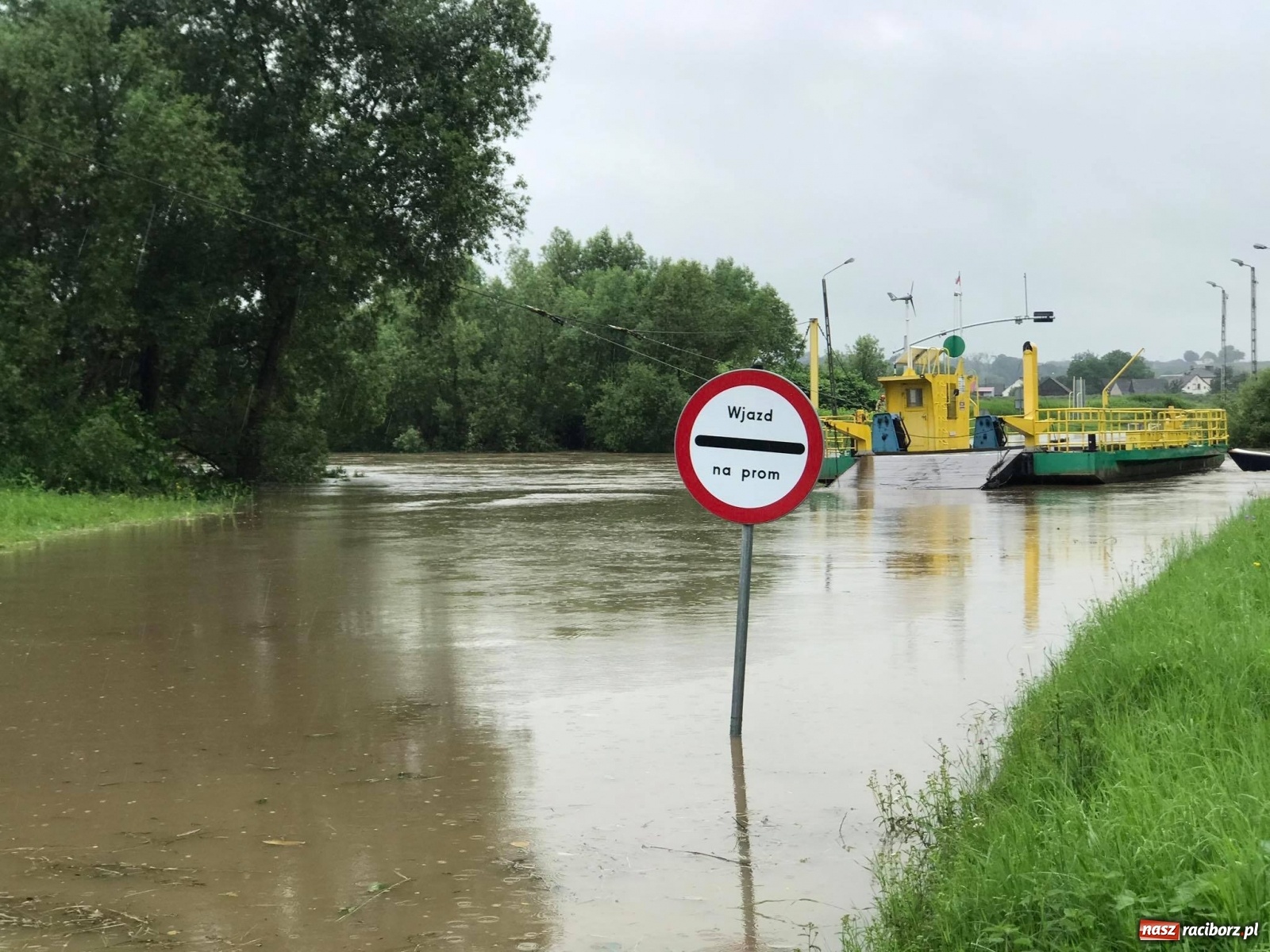 Zdjęcie w galerii na portalu naszraciborz.pl: Strażacy i policja ratowali załogę pływadła. Porwała ich wezbrana Odra [FOTO] wiadomości z regionu