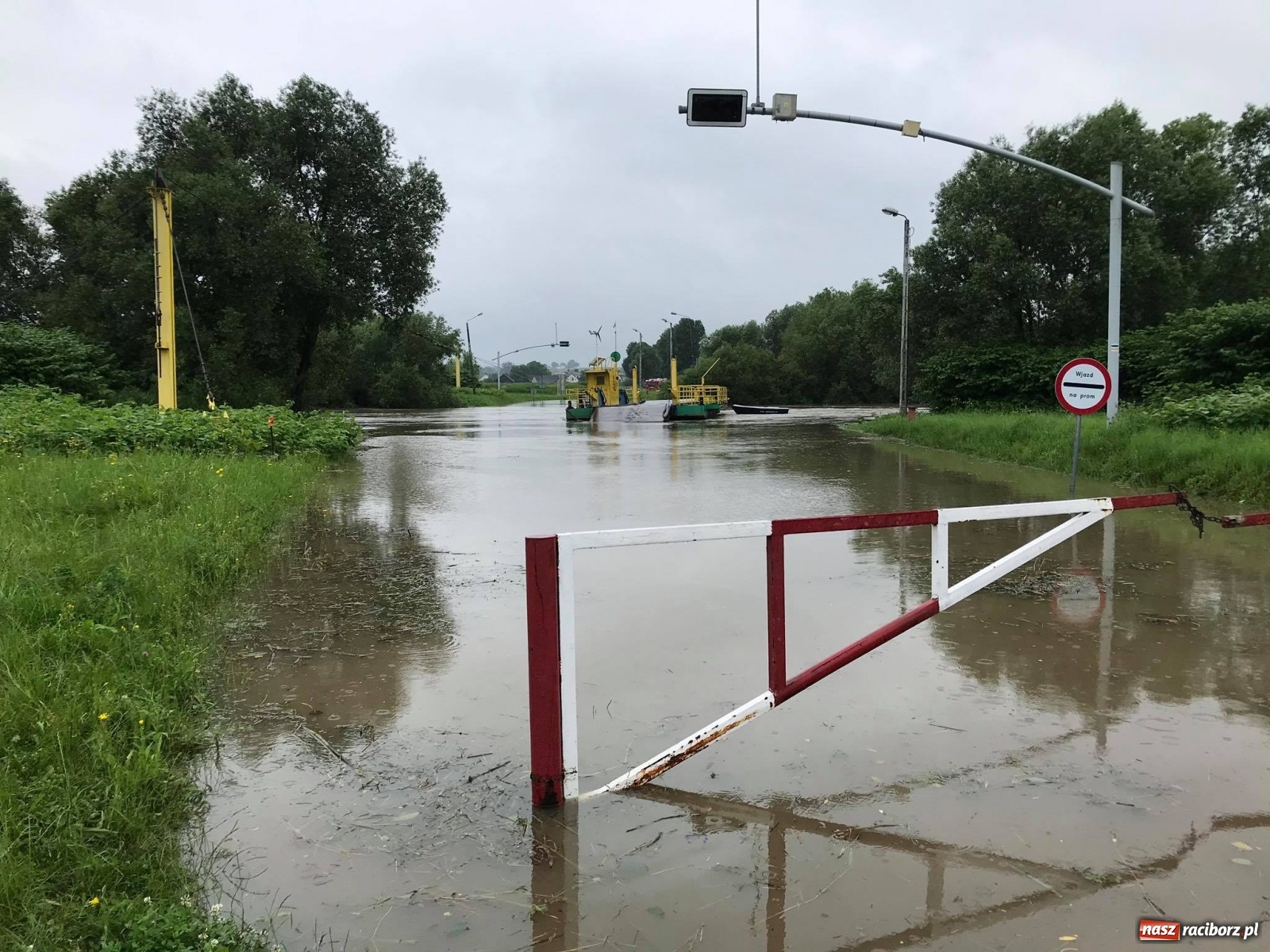 Zdjęcie w galerii na portalu naszraciborz.pl: Strażacy i policja ratowali załogę pływadła. Porwała ich wezbrana Odra [FOTO] wiadomości z regionu