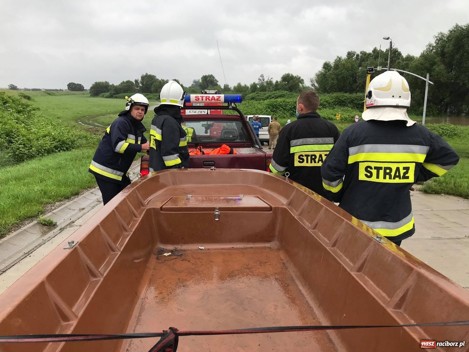 Zdjęcie w galerii na portalu naszraciborz.pl: Strażacy i policja ratowali załogę pływadła. Porwała ich wezbrana Odra [FOTO] wiadomości z regionu