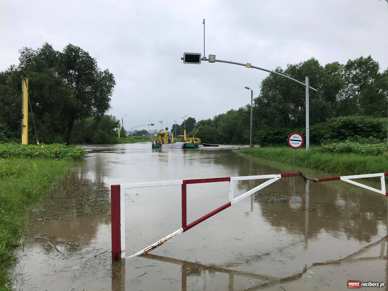 Zdjęcie w galerii na portalu naszraciborz.pl: Strażacy i policja ratowali załogę pływadła. Porwała ich wezbrana Odra [FOTO] wiadomości z regionu