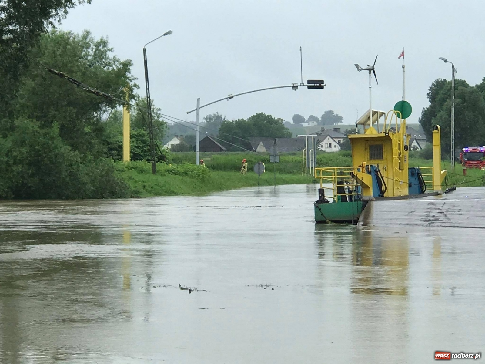 Zdjęcie w galerii na portalu naszraciborz.pl: Strażacy i policja ratowali załogę pływadła. Porwała ich wezbrana Odra [FOTO] wiadomości z regionu
