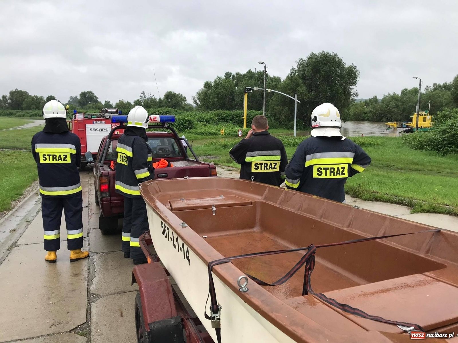 Zdjęcie w galerii na portalu naszraciborz.pl: Strażacy i policja ratowali załogę pływadła. Porwała ich wezbrana Odra [FOTO] wiadomości z regionu