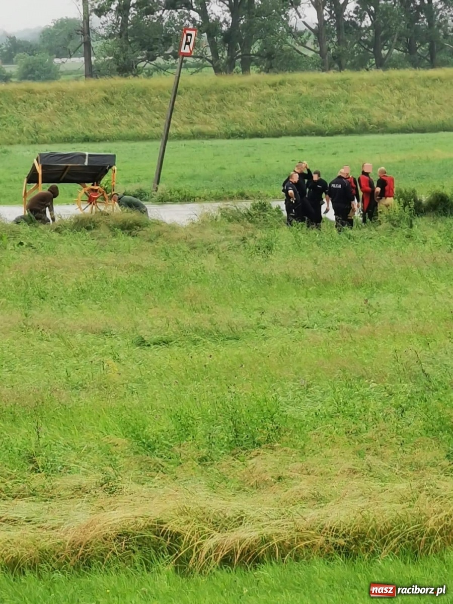 Zdjęcie w galerii na portalu naszraciborz.pl: Strażacy i policja ratowali załogę pływadła. Porwała ich wezbrana Odra [FOTO] wiadomości z regionu