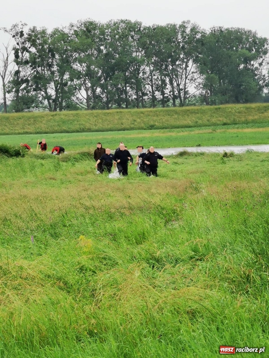 Zdjęcie w galerii na portalu naszraciborz.pl: Strażacy i policja ratowali załogę pływadła. Porwała ich wezbrana Odra [FOTO] wiadomości z regionu