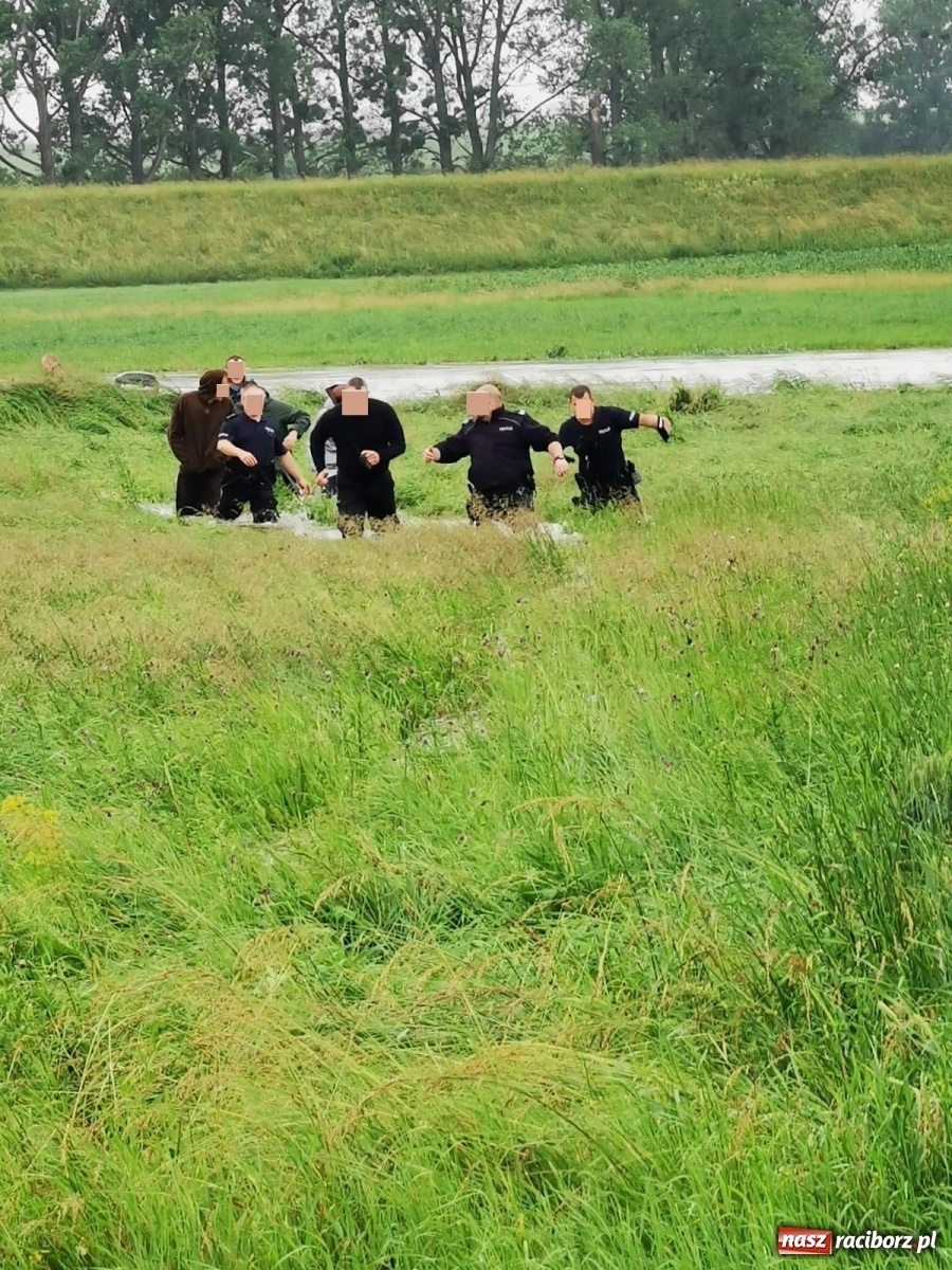 Zdjęcie w galerii na portalu naszraciborz.pl: Strażacy i policja ratowali załogę pływadła. Porwała ich wezbrana Odra [FOTO] wiadomości z regionu