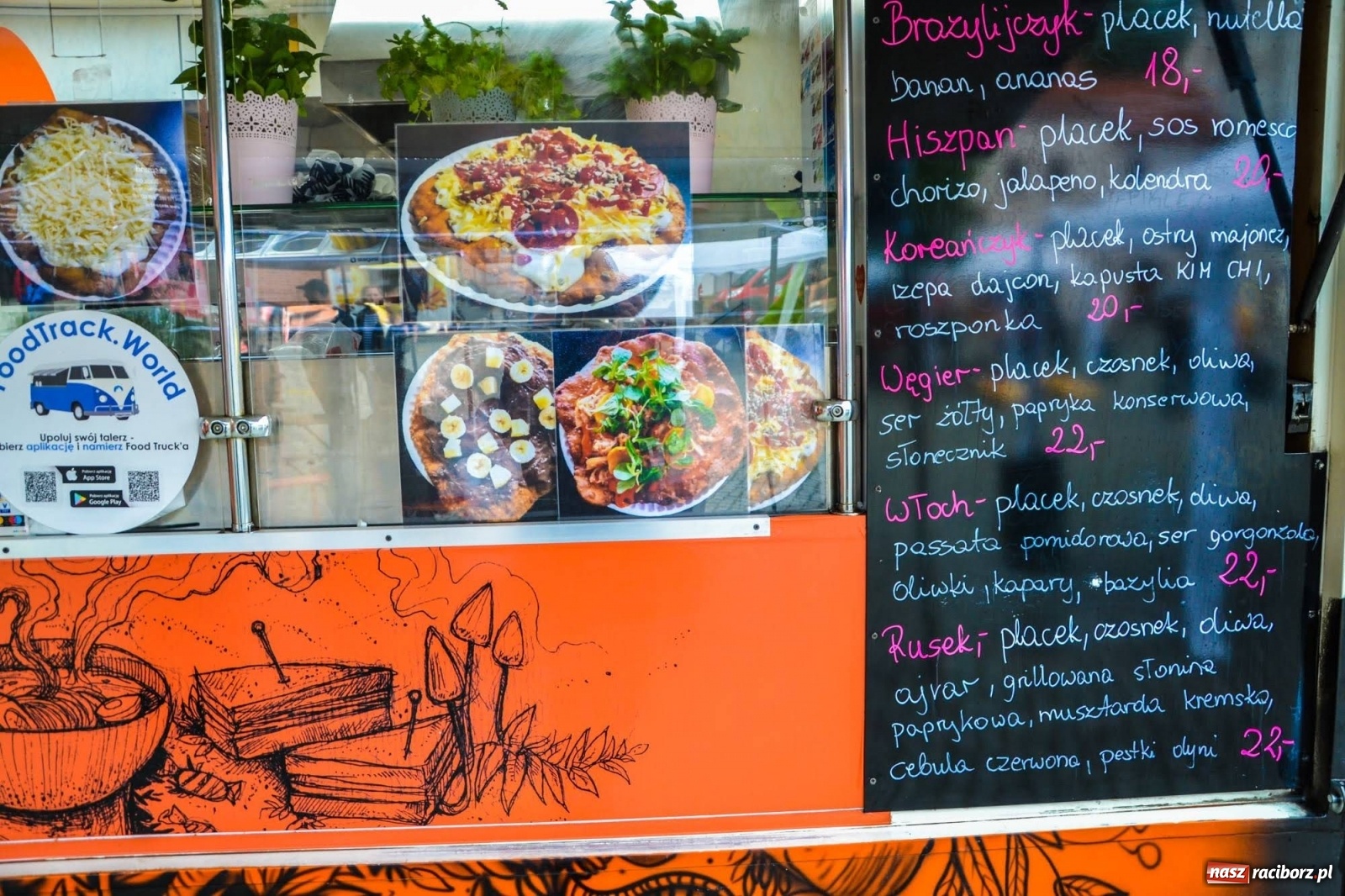 Zdjęcie w galerii na portalu naszraciborz.pl: Na Zamku Piastowskim ruszył Weekend Food Trucków  wiadomości z regionu