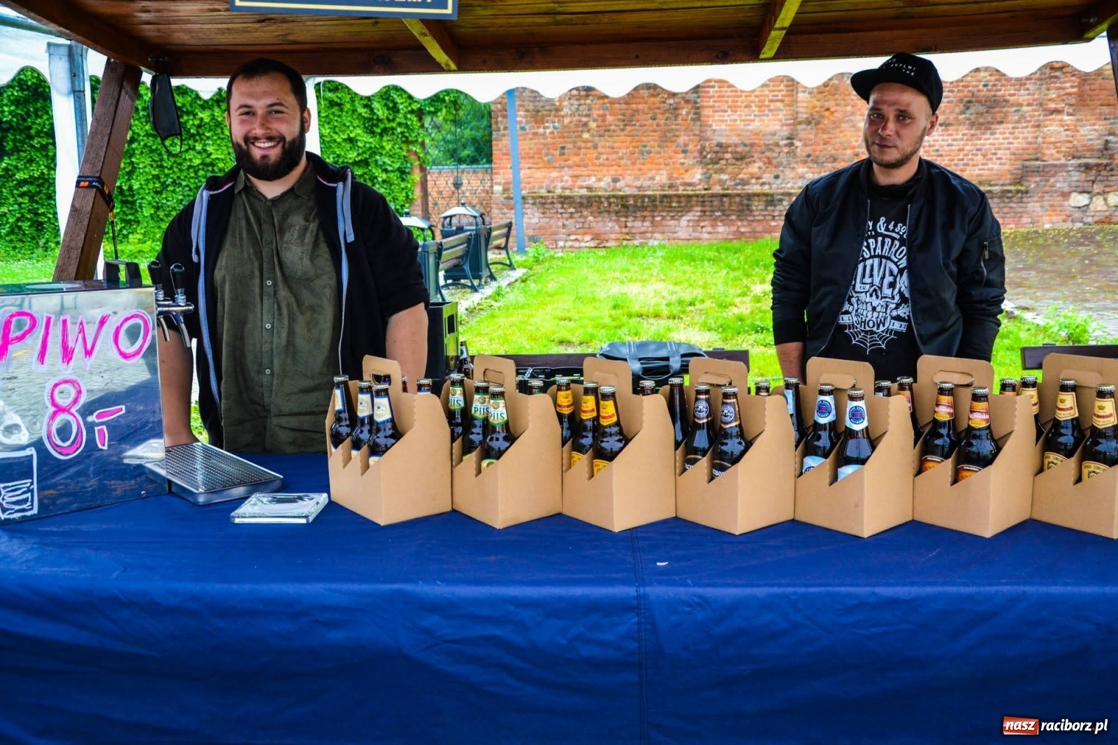 Zdjęcie w galerii na portalu naszraciborz.pl: Na Zamku Piastowskim ruszył Weekend Food Trucków  wiadomości z regionu