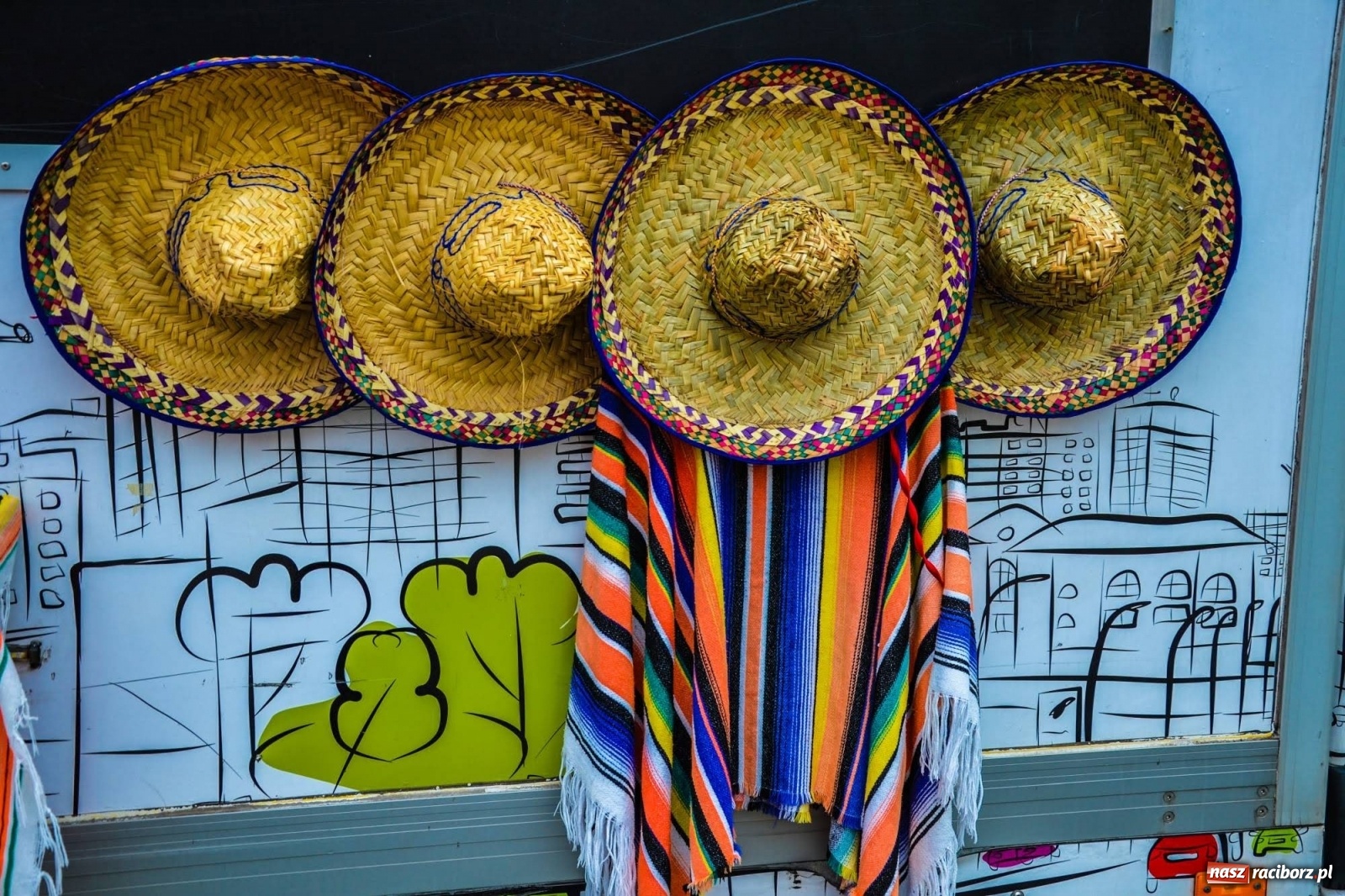 Zdjęcie w galerii na portalu naszraciborz.pl: Na Zamku Piastowskim ruszył Weekend Food Trucków  wiadomości z regionu