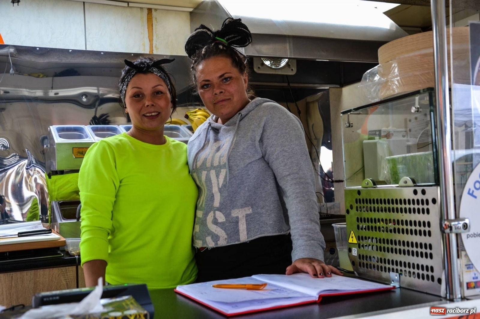 Zdjęcie w galerii na portalu naszraciborz.pl: Na Zamku Piastowskim ruszył Weekend Food Trucków  wiadomości z regionu