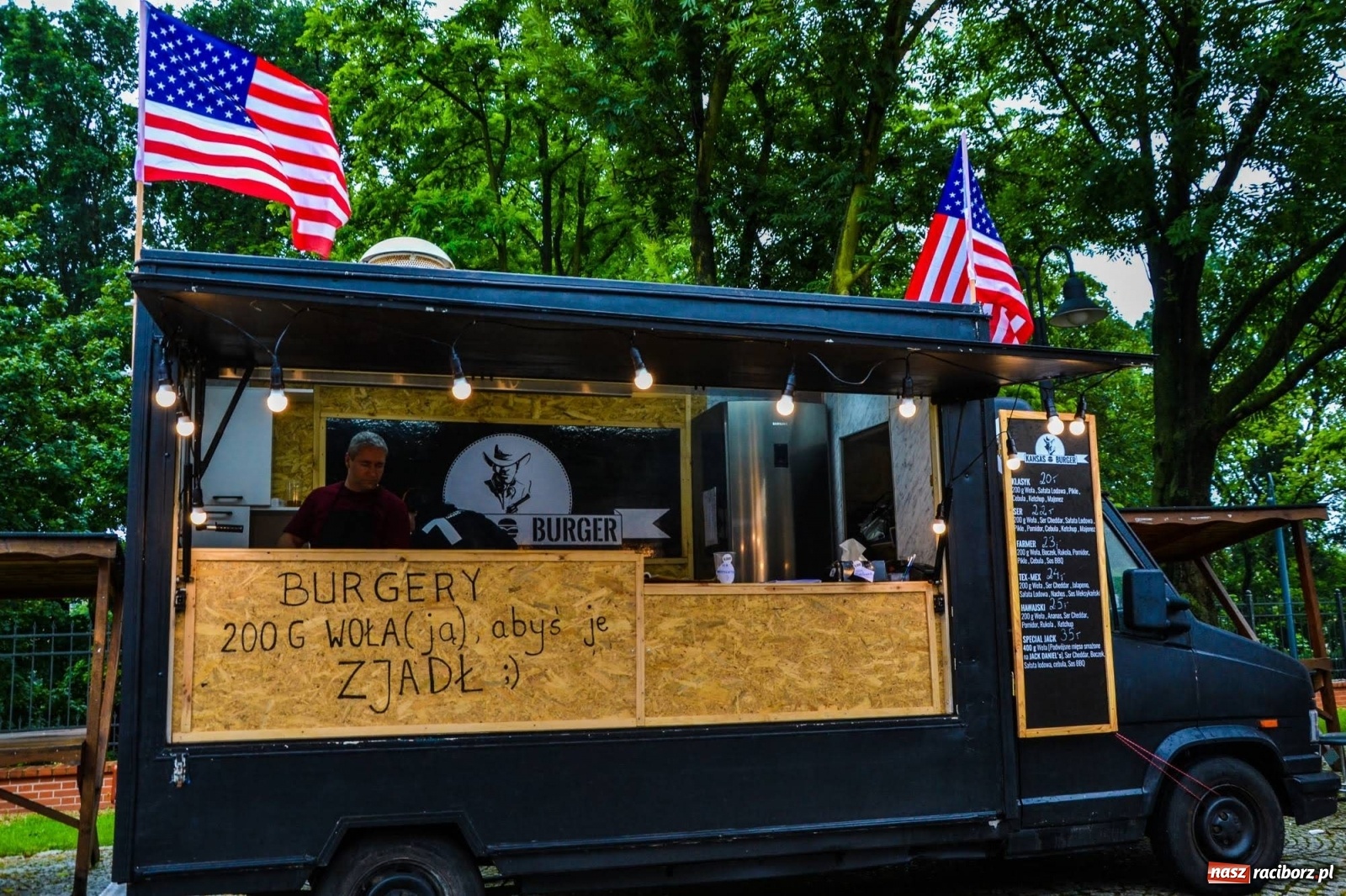 Zdjęcie w galerii na portalu naszraciborz.pl: Na Zamku Piastowskim ruszył Weekend Food Trucków  wiadomości z regionu