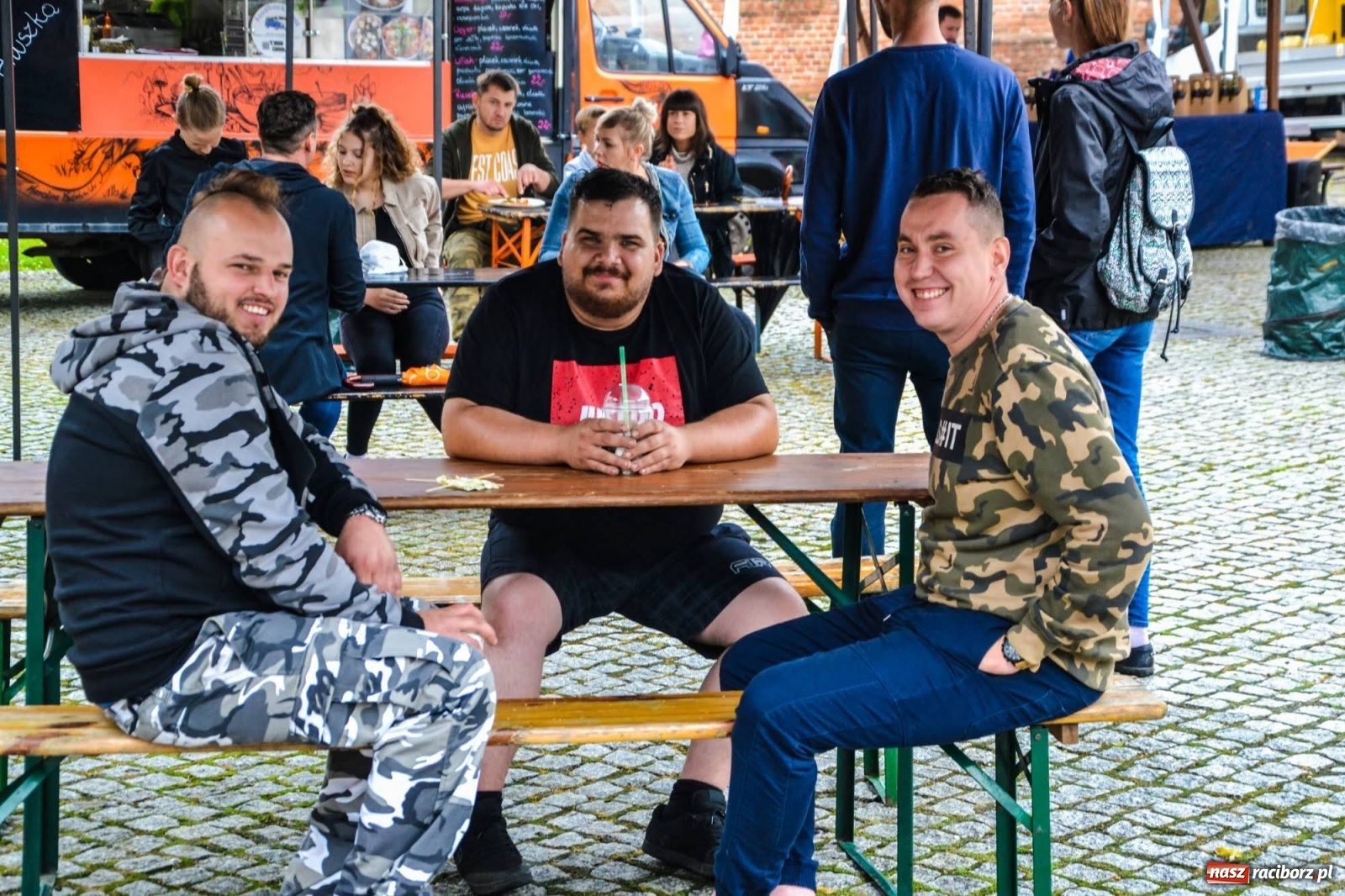 Zdjęcie w galerii na portalu naszraciborz.pl: Na Zamku Piastowskim ruszył Weekend Food Trucków  wiadomości z regionu