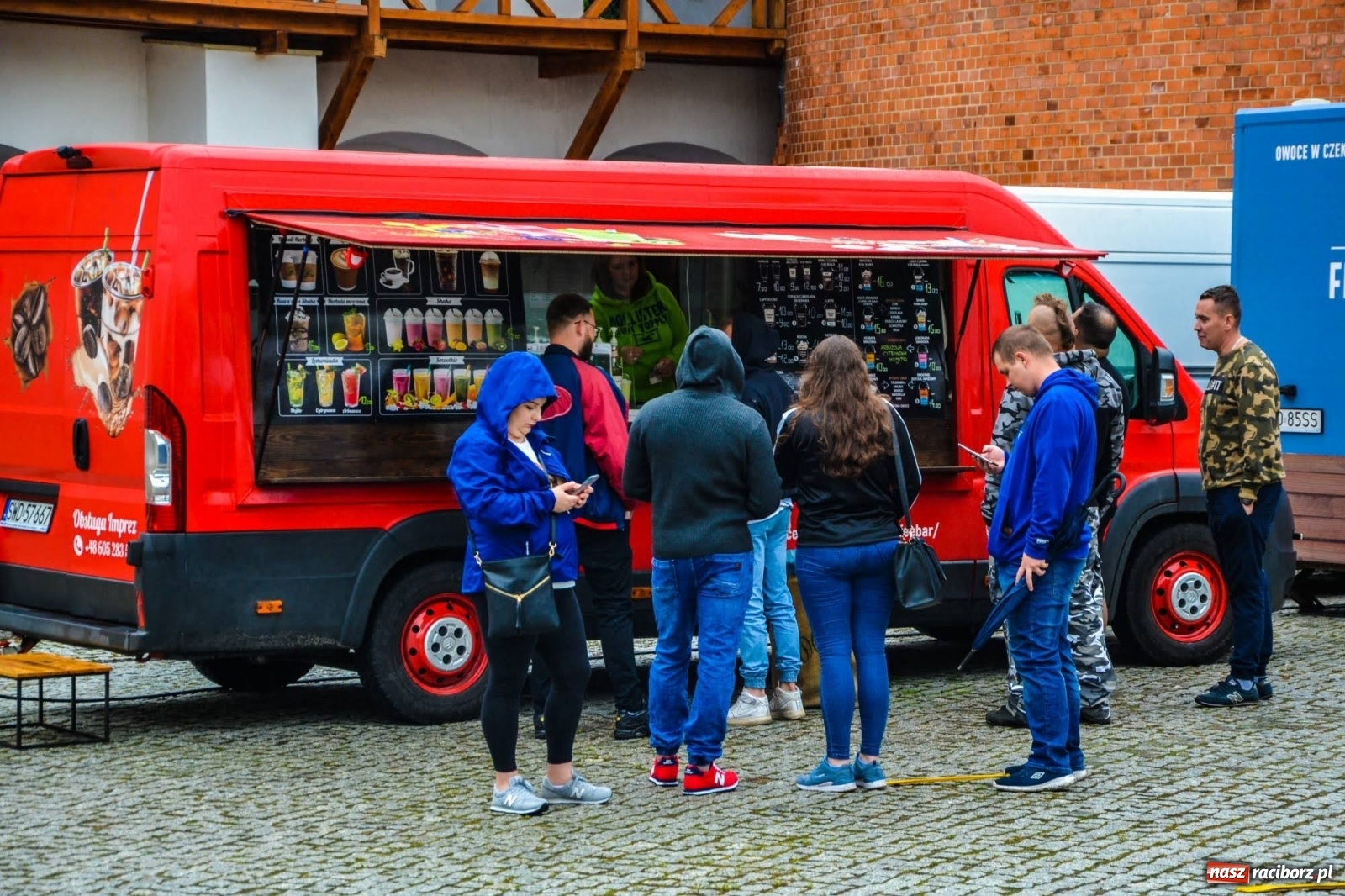 Zdjęcie w galerii na portalu naszraciborz.pl: Na Zamku Piastowskim ruszył Weekend Food Trucków  wiadomości z regionu
