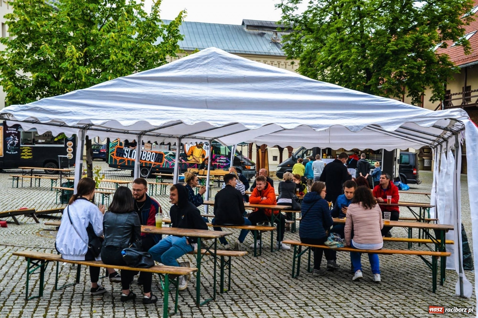 Zdjęcie w galerii na portalu naszraciborz.pl: Na Zamku Piastowskim ruszył Weekend Food Trucków  wiadomości z regionu