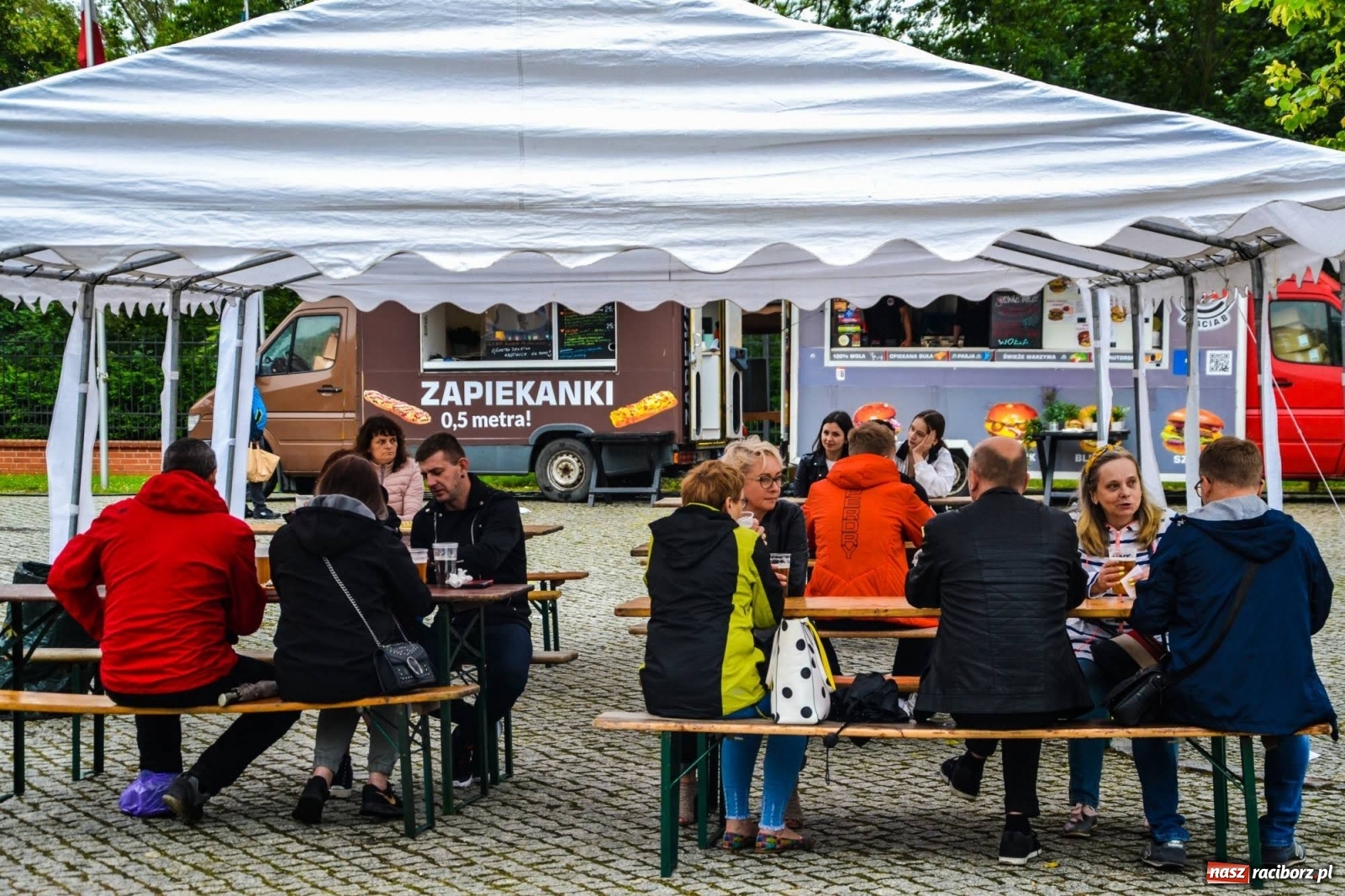 Zdjęcie w galerii na portalu naszraciborz.pl: Na Zamku Piastowskim ruszył Weekend Food Trucków  wiadomości z regionu