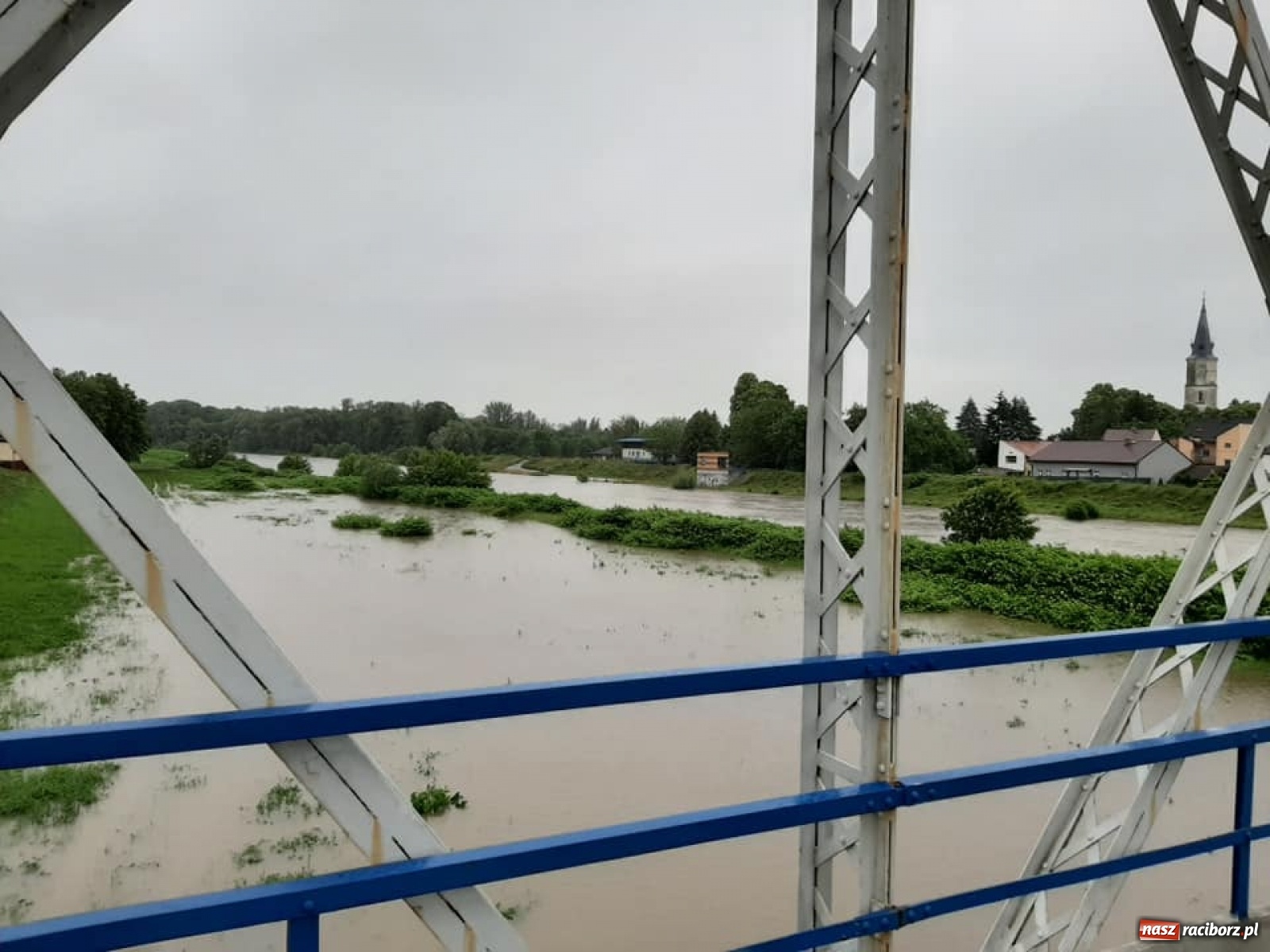 Zdjęcie w galerii na portalu naszraciborz.pl: Stany alarmowe na Odrze przekroczone. Czy grozi nam powódź?  wiadomości z regionu