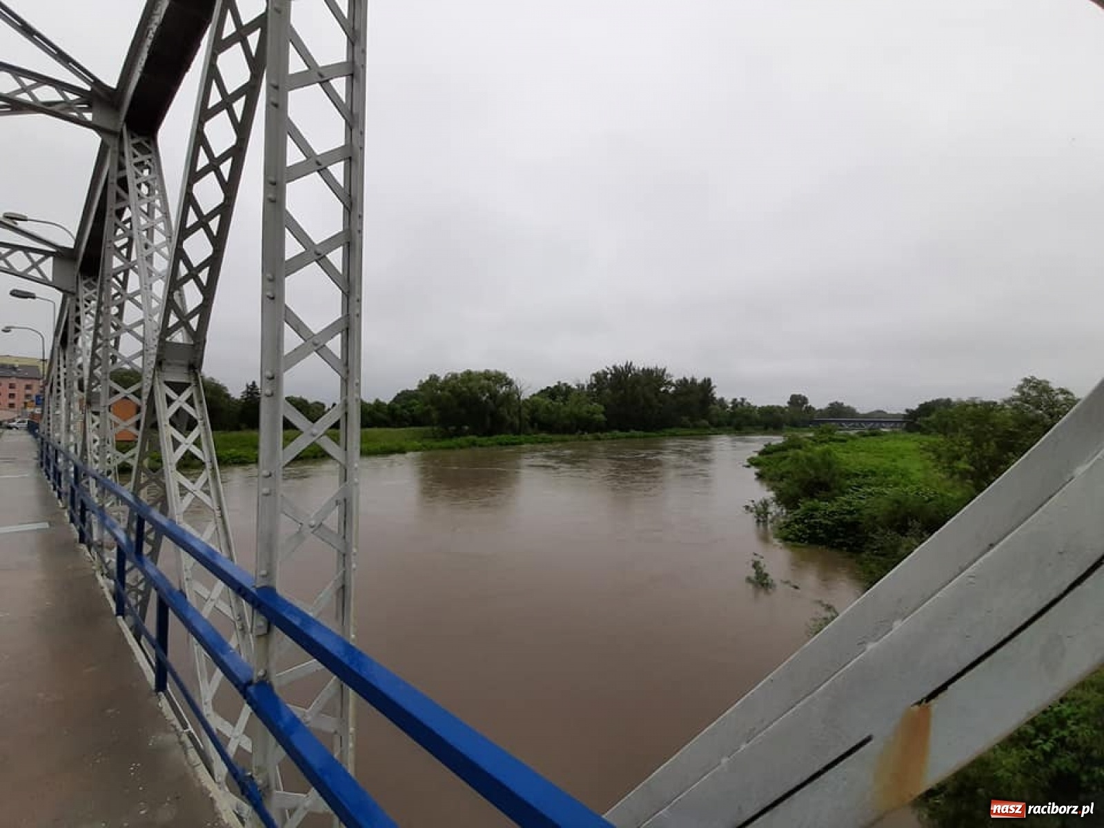Zdjęcie w galerii na portalu naszraciborz.pl: Stany alarmowe na Odrze przekroczone. Czy grozi nam powódź?  wiadomości z regionu