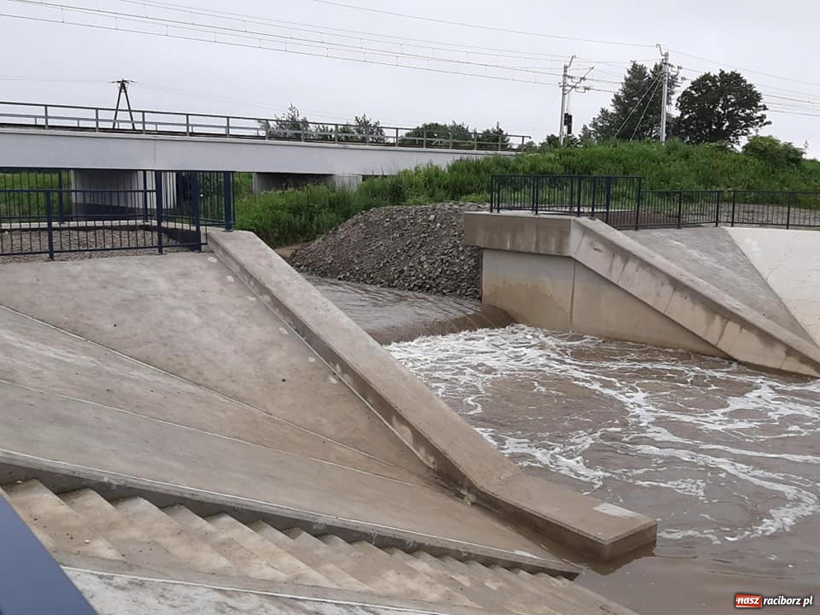Zdjęcie w galerii na portalu naszraciborz.pl: Stany alarmowe na Odrze przekroczone. Czy grozi nam powódź?  wiadomości z regionu