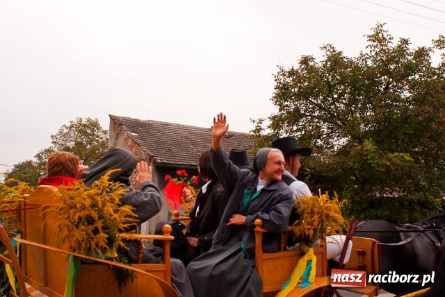 Zdjęcie w galerii na portalu naszraciborz.pl: Bo przyjaciołom się UFO wiadomości z regionu