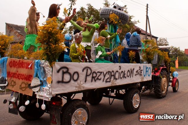 Zdjęcie w galerii na portalu naszraciborz.pl: Bo przyjaciołom się UFO wiadomości z regionu