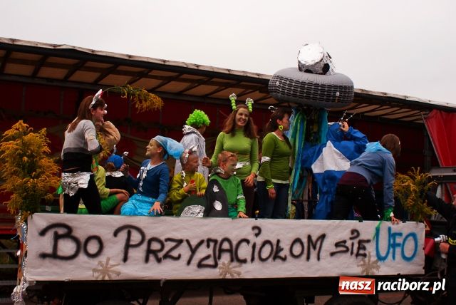 Zdjęcie w galerii na portalu naszraciborz.pl: Bo przyjaciołom się UFO wiadomości z regionu