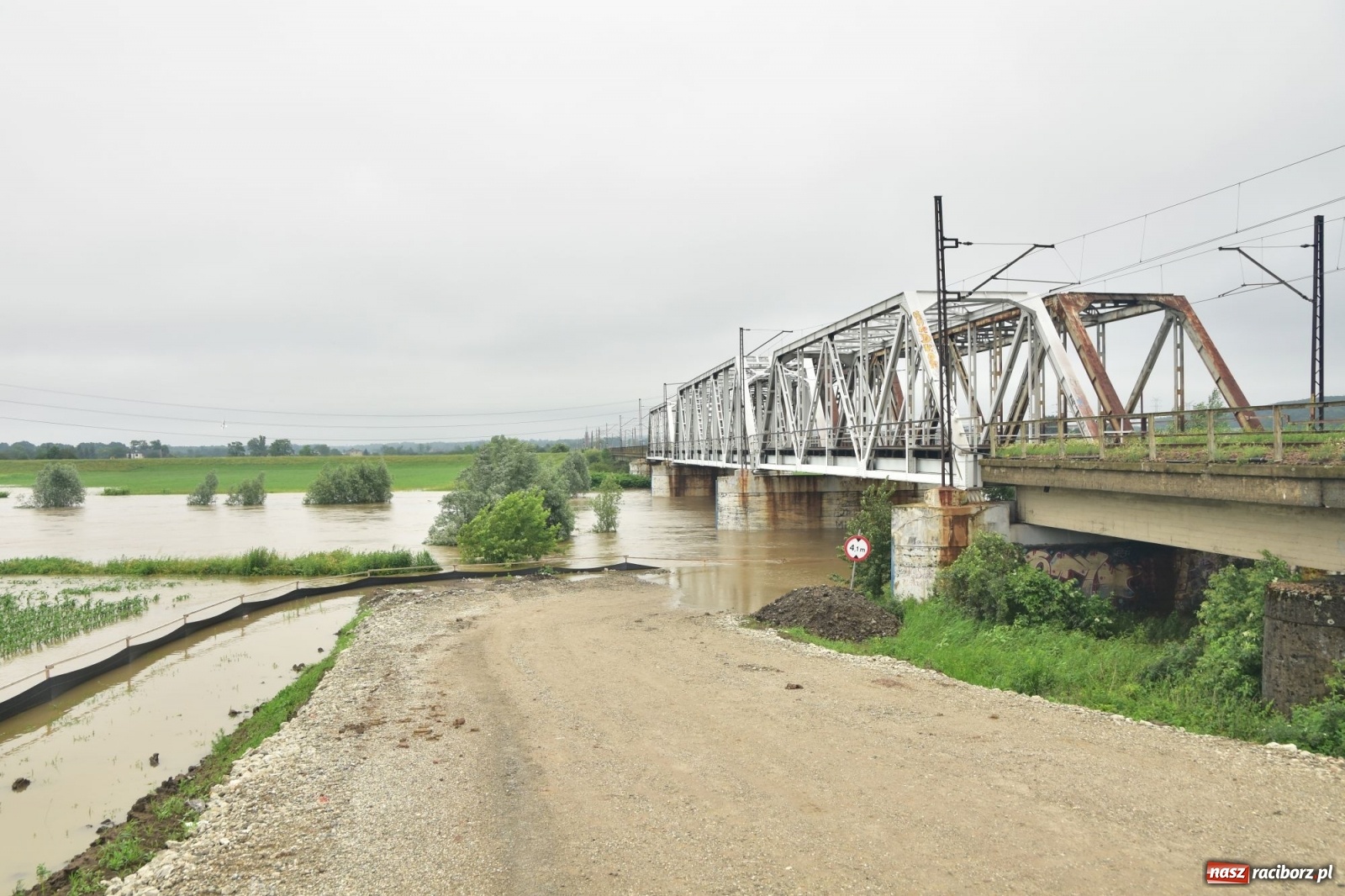 Zdjęcie w galerii na portalu naszraciborz.pl: Odra już stabilna. To był pomruk rzeki. Do wielkiej powodzi daleko [FOTO]  wiadomości z regionu