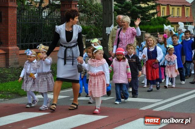 Zdjęcie w galerii na portalu naszraciborz.pl: Korowód ze smerfami i teletubisiami... wiadomości z regionu