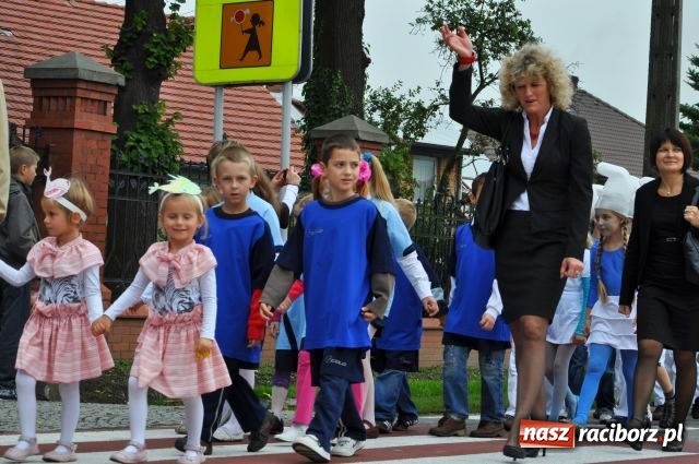 Zdjęcie w galerii na portalu naszraciborz.pl: Korowód ze smerfami i teletubisiami... wiadomości z regionu