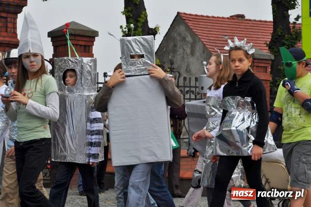 Zdjęcie w galerii na portalu naszraciborz.pl: Korowód ze smerfami i teletubisiami... wiadomości z regionu