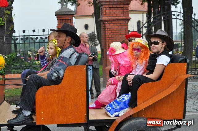 Zdjęcie w galerii na portalu naszraciborz.pl: Korowód ze smerfami i teletubisiami... wiadomości z regionu