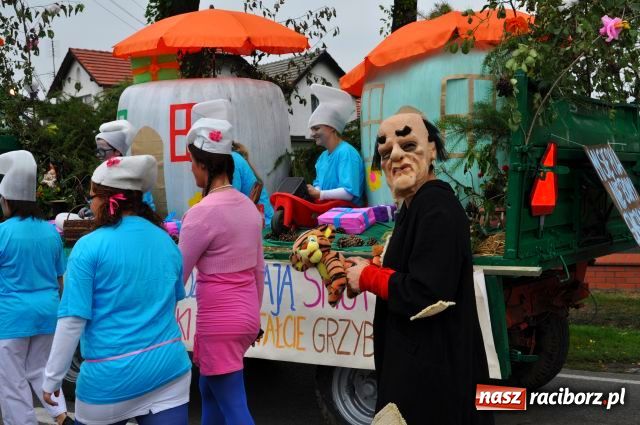 Zdjęcie w galerii na portalu naszraciborz.pl: Korowód ze smerfami i teletubisiami... wiadomości z regionu