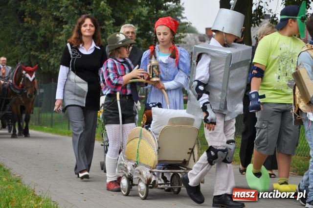 Zdjęcie w galerii na portalu naszraciborz.pl: Korowód ze smerfami i teletubisiami... wiadomości z regionu