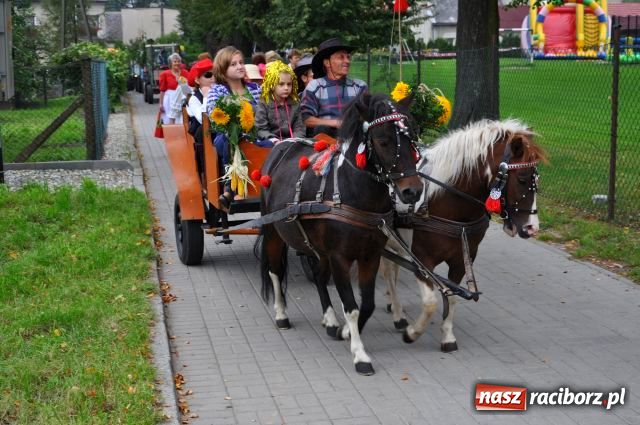 Zdjęcie w galerii na portalu naszraciborz.pl: Korowód ze smerfami i teletubisiami... wiadomości z regionu
