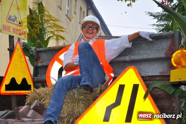 Zdjęcie w galerii na portalu naszraciborz.pl: Korowód ze smerfami i teletubisiami... wiadomości z regionu