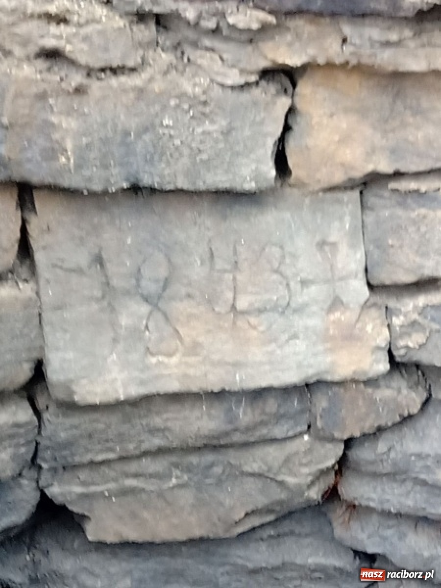 Zdjęcie w galerii na portalu naszraciborz.pl: Ciekawe odkrycie na krzanowickim rynku wiadomości z regionu