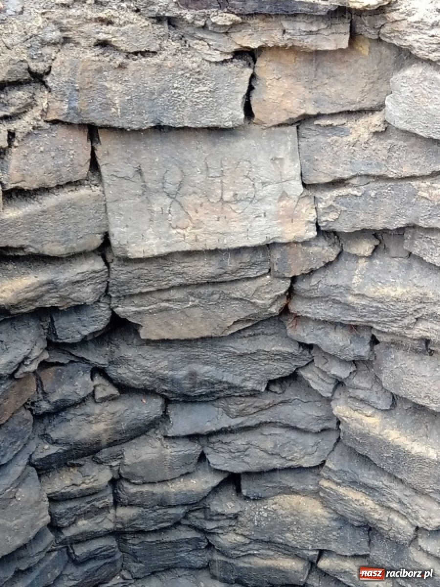 Zdjęcie w galerii na portalu naszraciborz.pl: Ciekawe odkrycie na krzanowickim rynku wiadomości z regionu