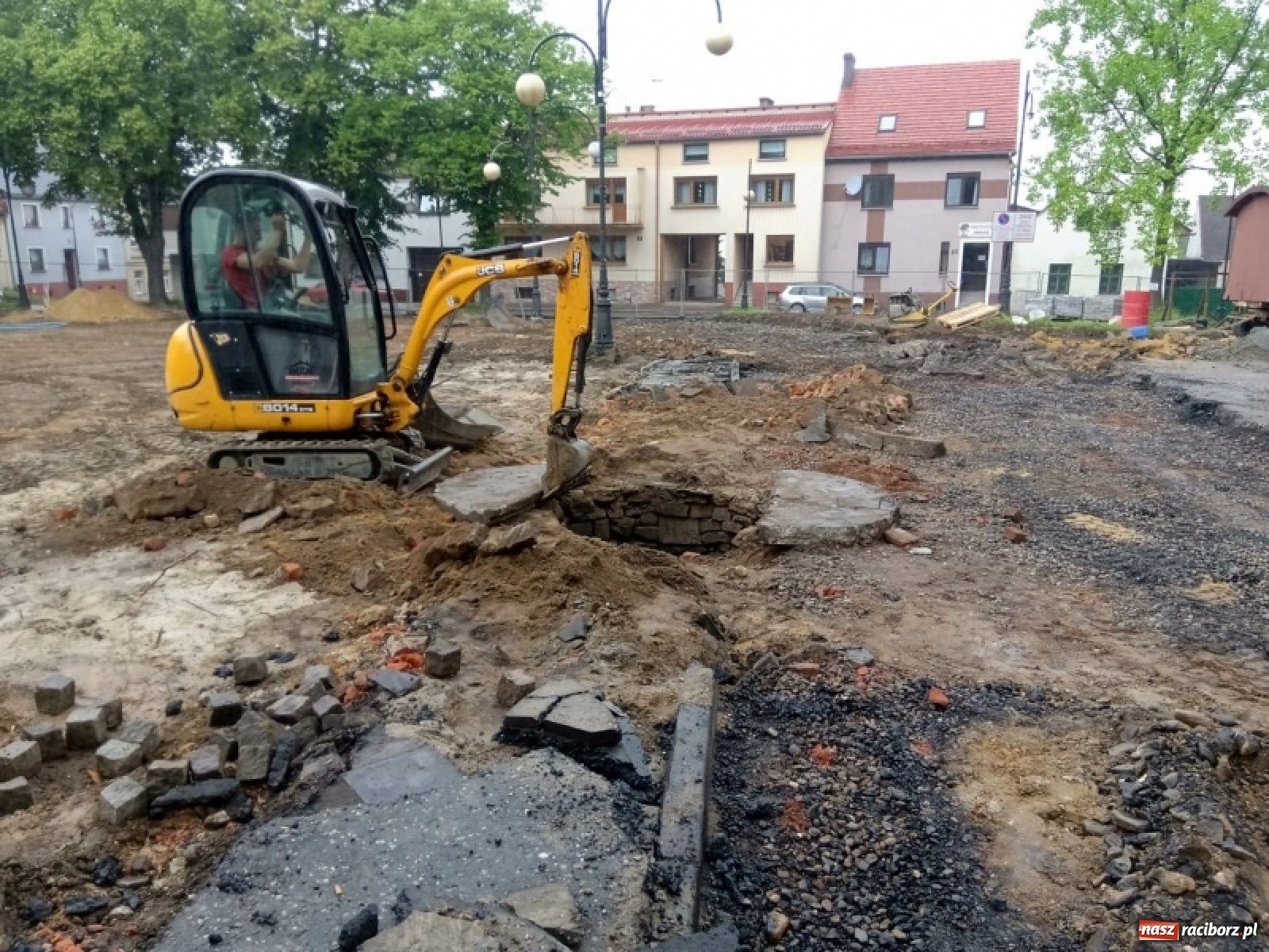 Zdjęcie w galerii na portalu naszraciborz.pl: Ciekawe odkrycie na krzanowickim rynku wiadomości z regionu